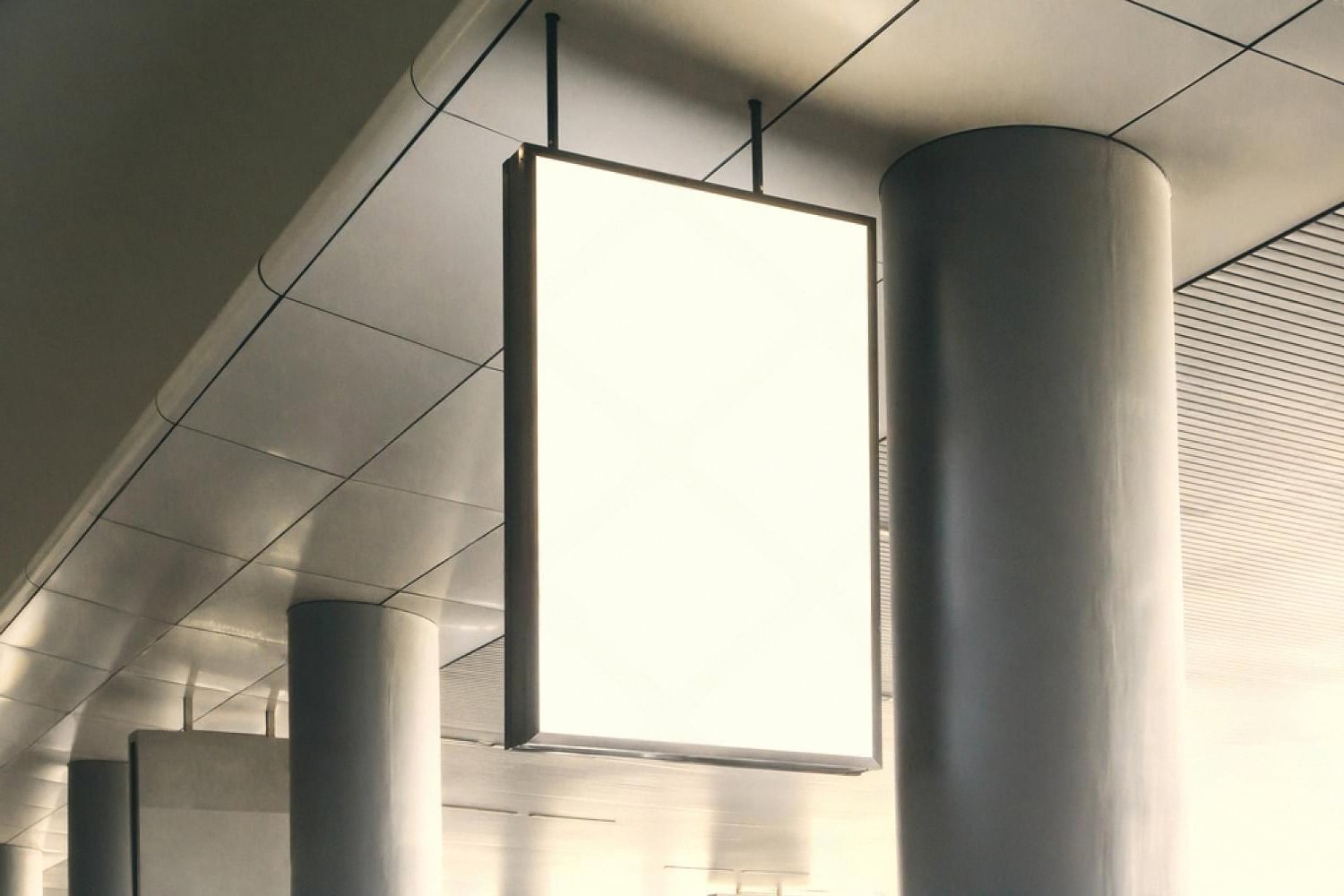 8 Ways Digital Signage Improves Customer Experience in the UAE